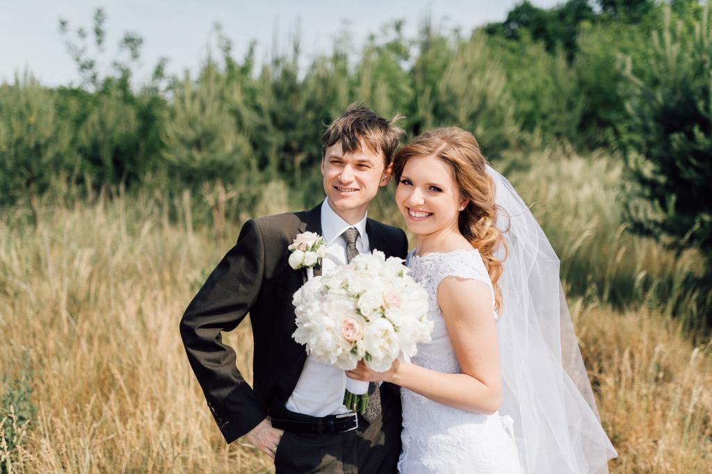 «Вычеркни того, кто лишний в твоей семье»: жених на свадьбе получил в подарок странное фото