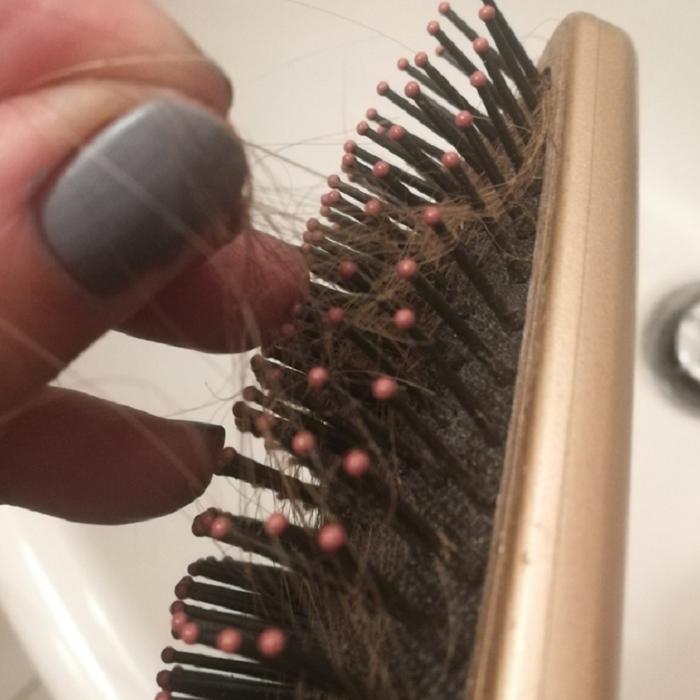 Подруга-парикмахер показала, как очищает расчески от волос и грязи