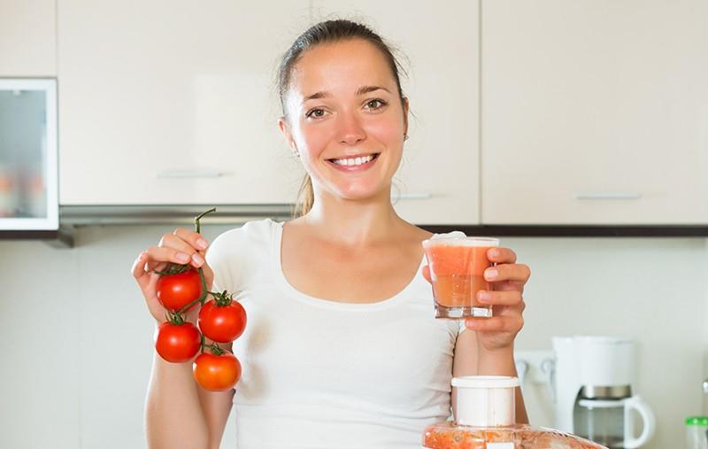Что произойдет с организмом женщины, если она будет пить несоленый томатный сок в течение года