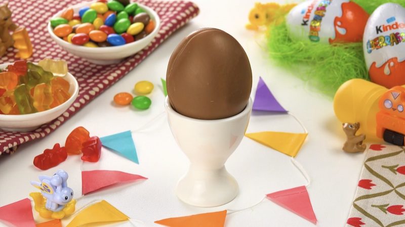 Шоколадное яйцо с сюрпризом легко сможет сделать каждый: оно получается вкуснее покупного
