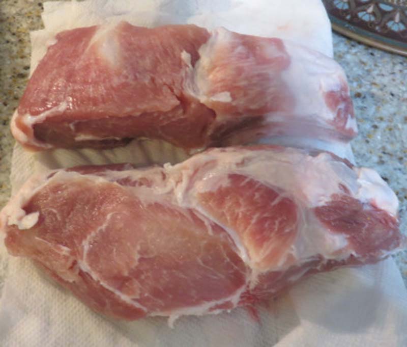 Научила соседка: как приготовить толстые свиные отбивные рибай, чтобы они получились сочными и мягкими