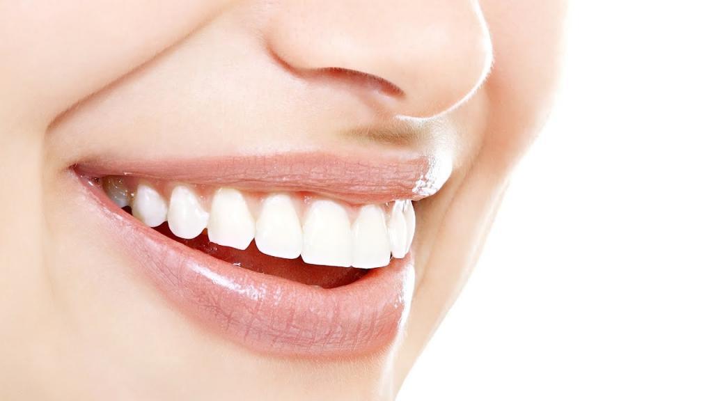 Химик рассказала, после каких продуктов нельзя чистить зубы, чтобы сохранить их здоровыми