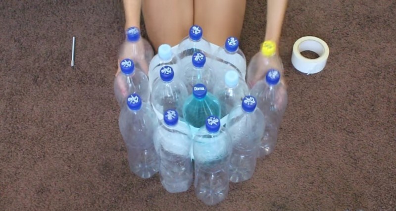 Девушка связала 19 пластиковых бутылок липкой лентой и сделала стул: фото