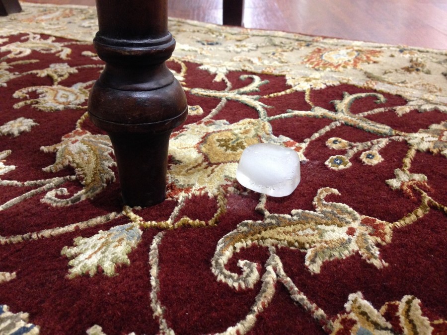 Вмятины от мебели на ковре: лайфхак с кусочками льда восстановит ворс