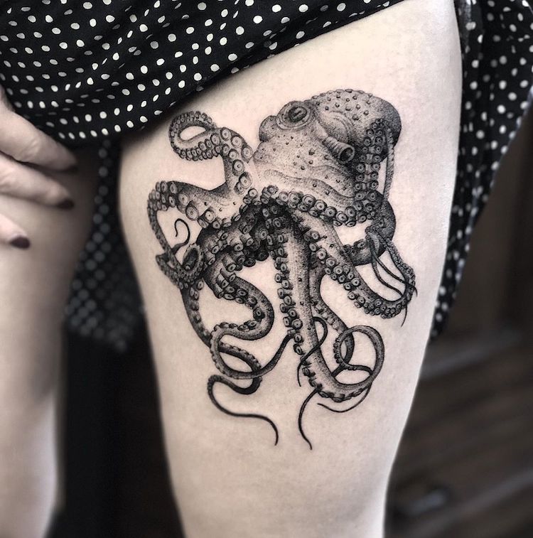 Талантливый художник создает готические татуировки, похожие на старые литографии