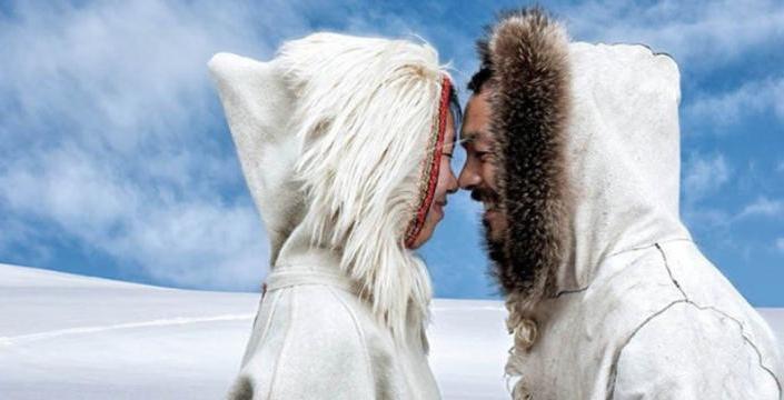 Обнюхивают друг друга при встрече и одалживают супругу соседу: странные привычки эскимосов