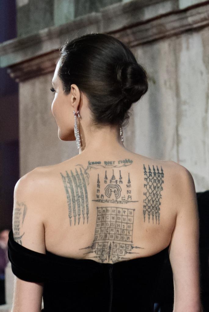 На теле Анджелины Джоли множество татуировок, и каждая из них имеет особое значение