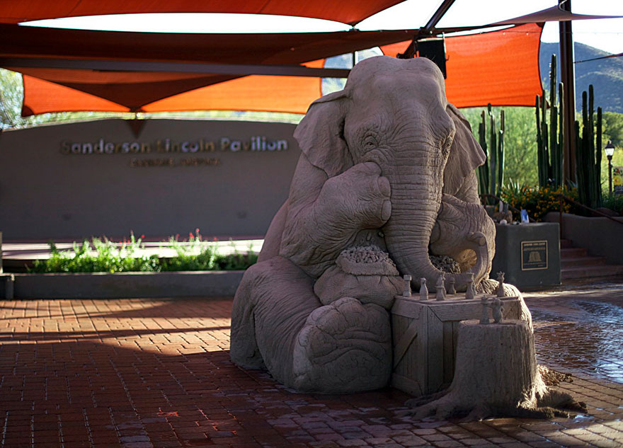 Два художника сотворили невероятную скульптуру из песка: полноразмерный слон играет в шахматы с мышкой