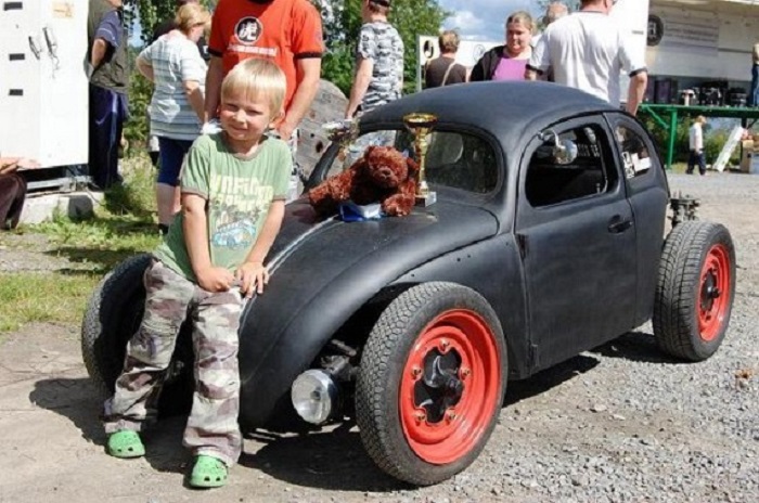Папа сделал маленькому сыну великолепный подарок: машину, которую соорудил из старого авто