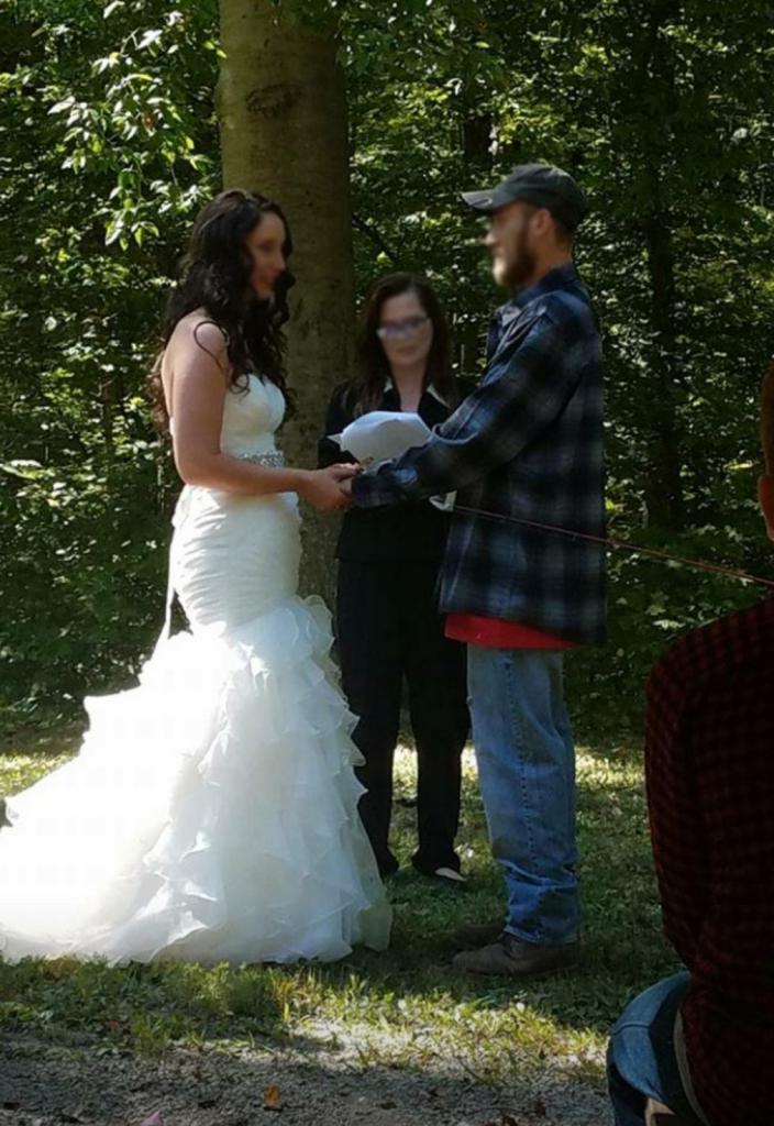 Жених заявился на свадьбу в грязных джинсах и с удочкой: но пара все равно выглядела счастливой