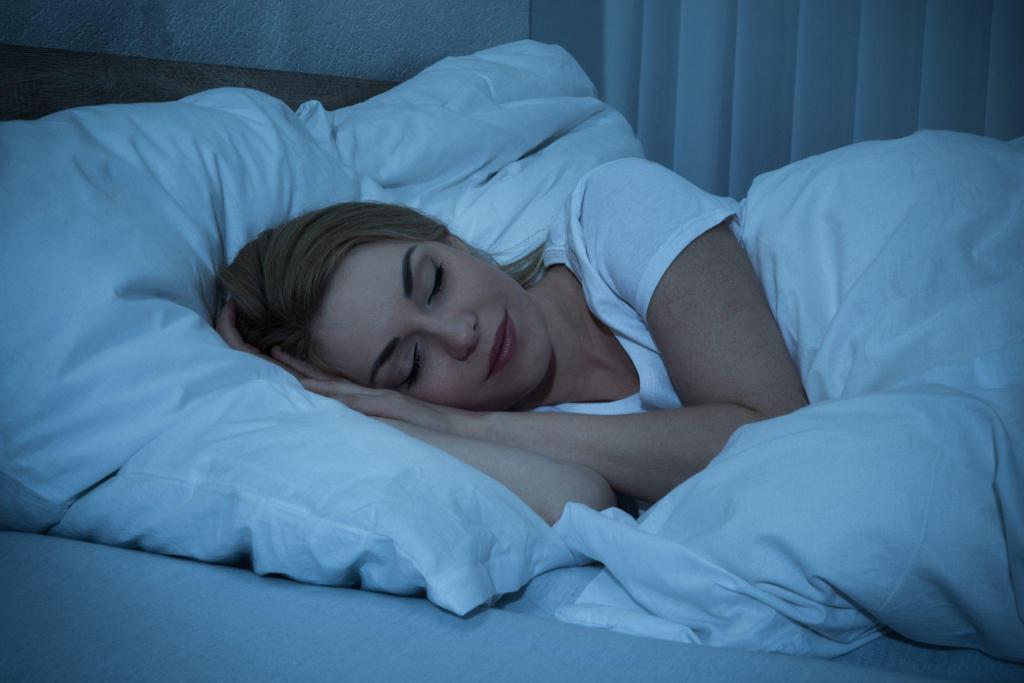 Не переедайте и не забывайте о чтении: 6 подсказок, как улучшить качество сна и избавиться от сонливости