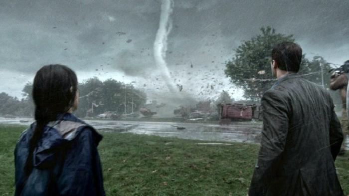 Уроки выживания в фильмах, которые опасны: не нужно любоваться торнадо как это делают в кино, от него нужно бежать