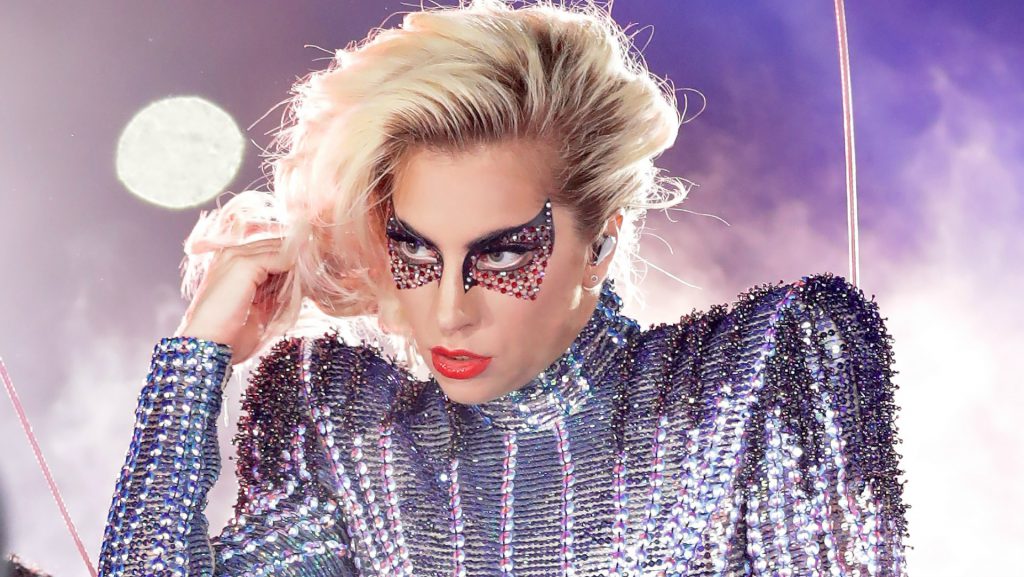 Как выглядит Леди Гага после того, как смоет яркий макияж: фото