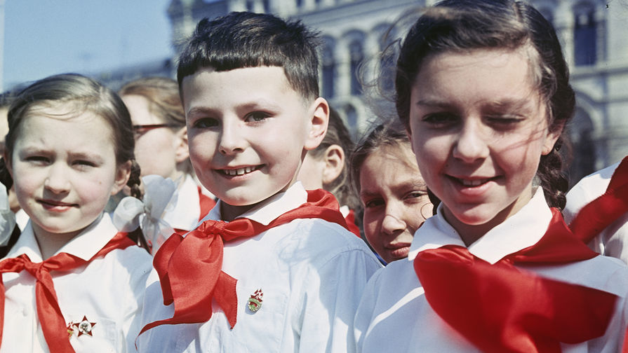 Нельзя выглядеть не так, как все, и другие странные запреты из советского детства