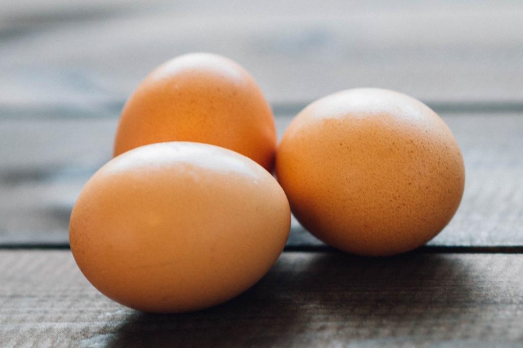Яйца с красными желтками. Чтобы получить уникальный цвет желтка, всемирно известный шеф повар Дэн Барбер добавляет в корм курочкам один ингредиент
