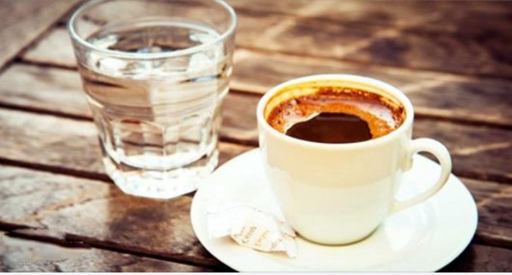 Почему каждую чашку кофе следует запивать стаканом воды: причина, о которой мы и не догадывались