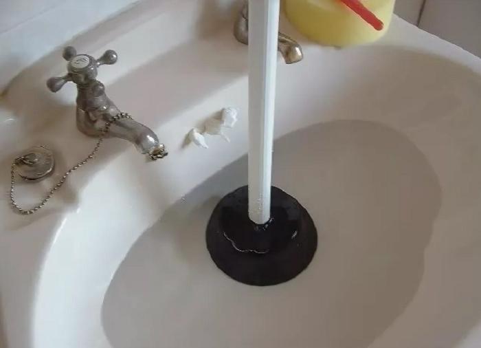 7 способов положить конец засорам в ванной и на кухне, не прибегая к помощи сантехника