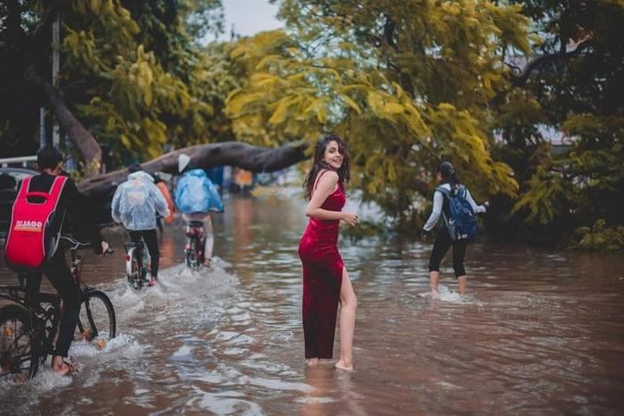 Фотосессия студентки на улицах затопленного индийского города разделила пользователей соцсетей на два лагеря