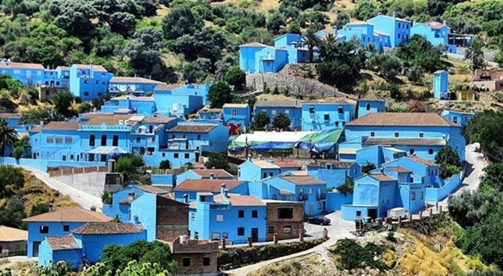 Синие дома, отсутствие дверей и дороги реки: 6 деревень, обладающих уникальными особенностями