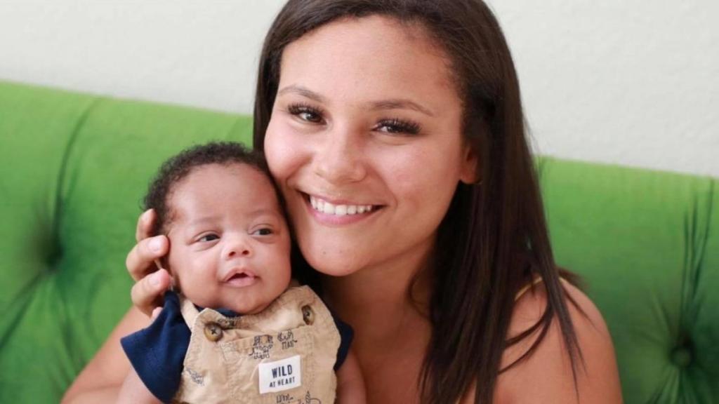 Детская медсестра из Техаса усыновила малыша, которому помогла появиться на свет