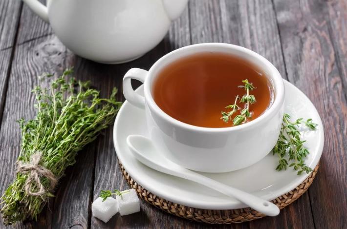 Травяной чай может помочь быстро заснуть, вывести токсины и не только: на какие сорта стоит обратить внимание