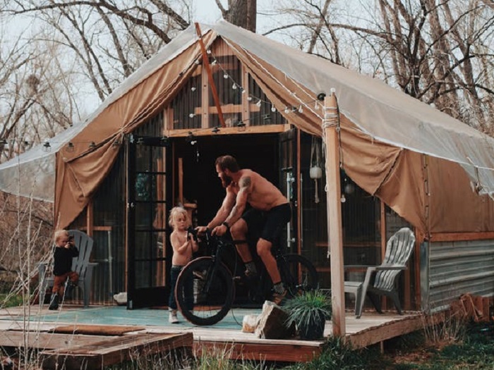 Пара с двумя детьми живет в небольшой палатке: изобретательности этой семьи можно позавидовать