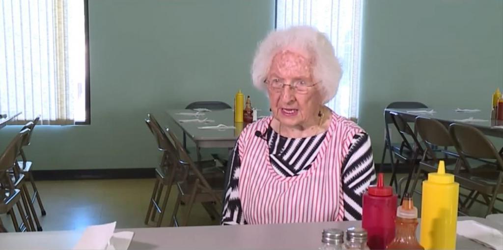 97 летняя пенсионерка занимается волонтерством и каждую неделю раздает малоимущим бесплатный суп