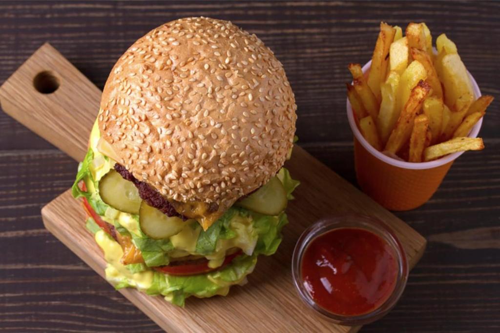 Диетологи рассказали, какую еду не стоит заказывать в ресторанах быстрого питания