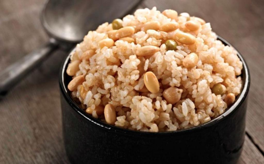 Бурый рис отварной. Бурый рис вареный. Коричневый рис вареный. Рис в коричневой оболочке.