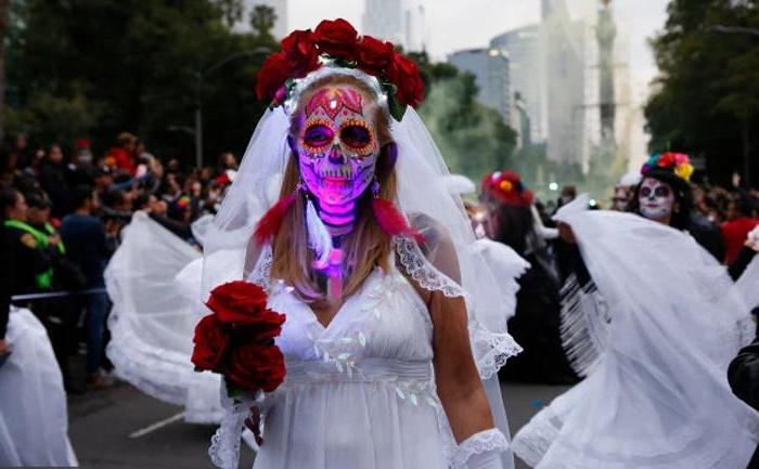 День мертвых в Мексике: в отличие от Хэллоуина, этот фестиваль фокусируется на любви и уважении к ушедшим членам семьи