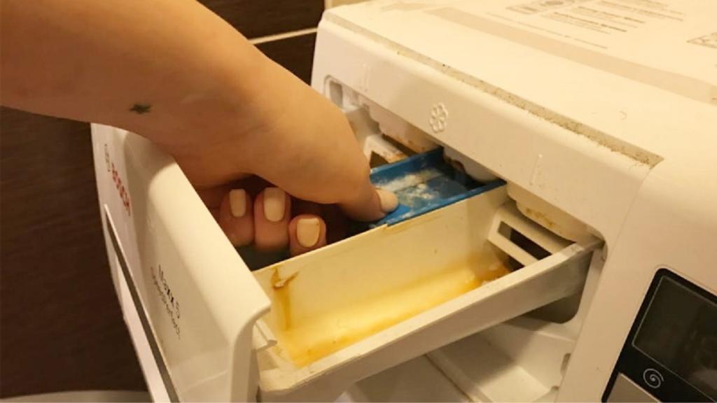 Когда лоток в стиральной машинке забивается, я беру уксус, соду, ватный диск и чищу его до состояния нового: простая и незатратная техника