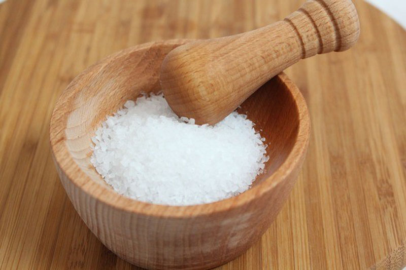 Что происходит с организмом, если вы едите слишком много соли: ее воздействие на суставы, мозг и другое