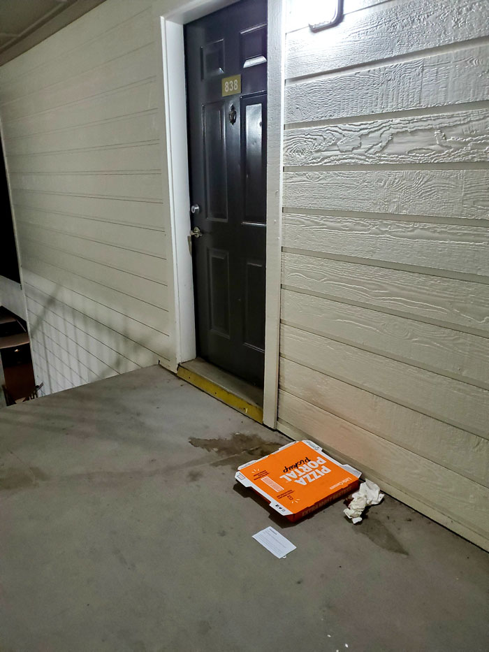 Женщина надолго оставила мусор у входной двери, тогда соседка решила ее проучить оригинальным способом