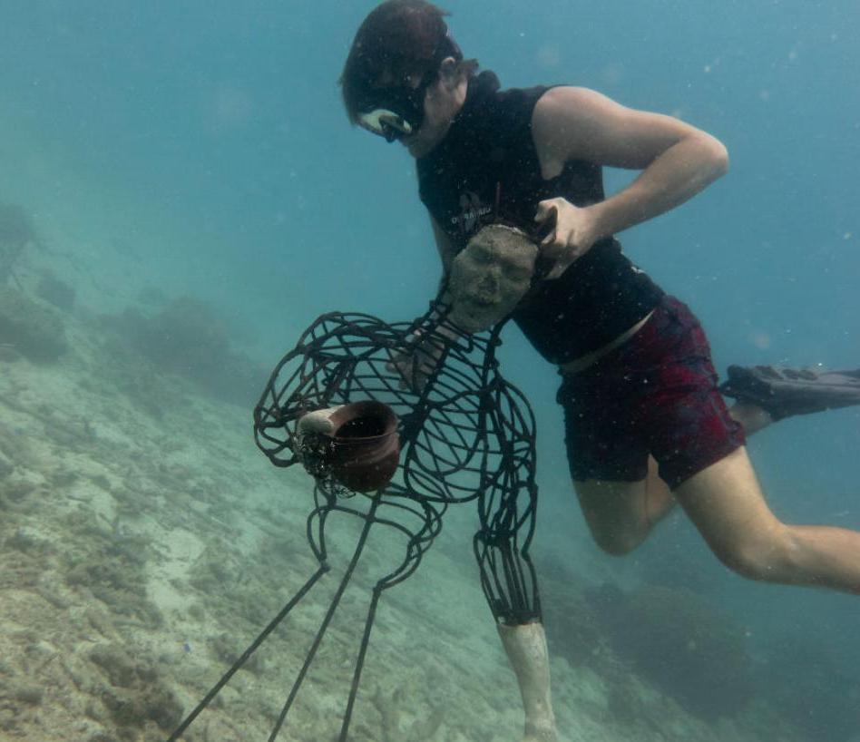 Подводное искусство: парень потратил год на создание необычной скульптуры, которая приносит пользу океану