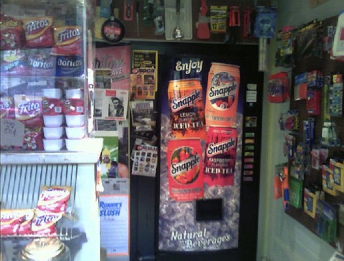 В Бостоне есть магазин с секретом: автомат с напитками - это дверь, которая открывает секретное место