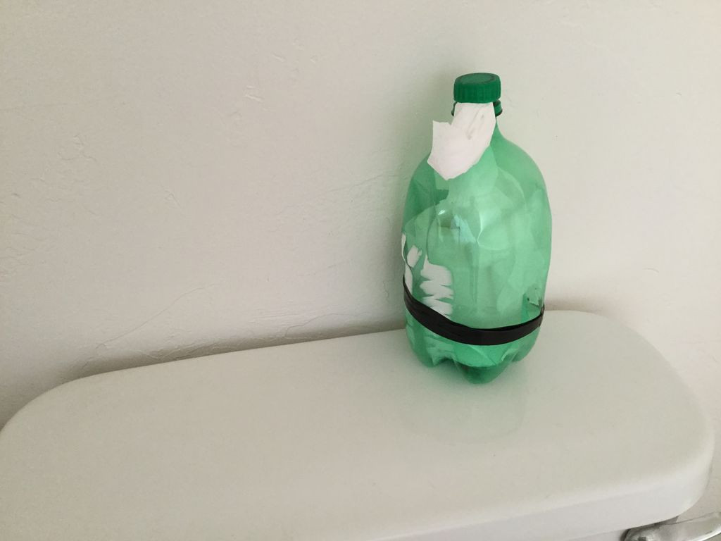 Сын сделал диспенсер для туалетной бумаги из обычной бутылки: получилась очень удобно и полезно