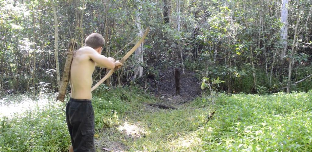 Парень учит выживать в лесу без всего: лук, стрелы и другое орудие из одного лишь дерева