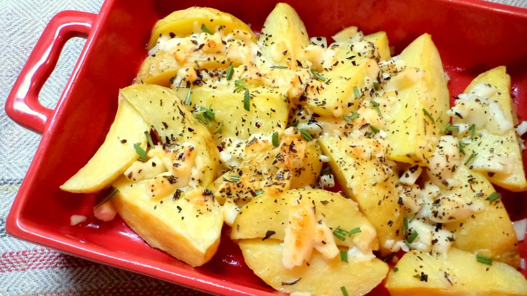 Вкусно и не так вредно: картофель по деревенски в духовке с соусом из авокадо