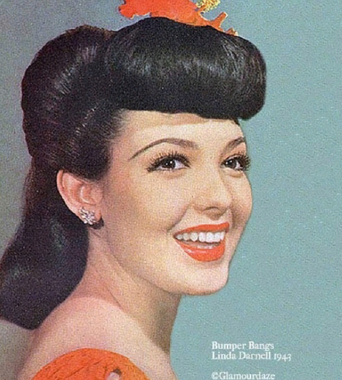 Victory Rolls прическа облегченная. Виктори Роллс прическа в профиль. Hairstyle with Bangs 1940s. Victory Rolls прическа история.