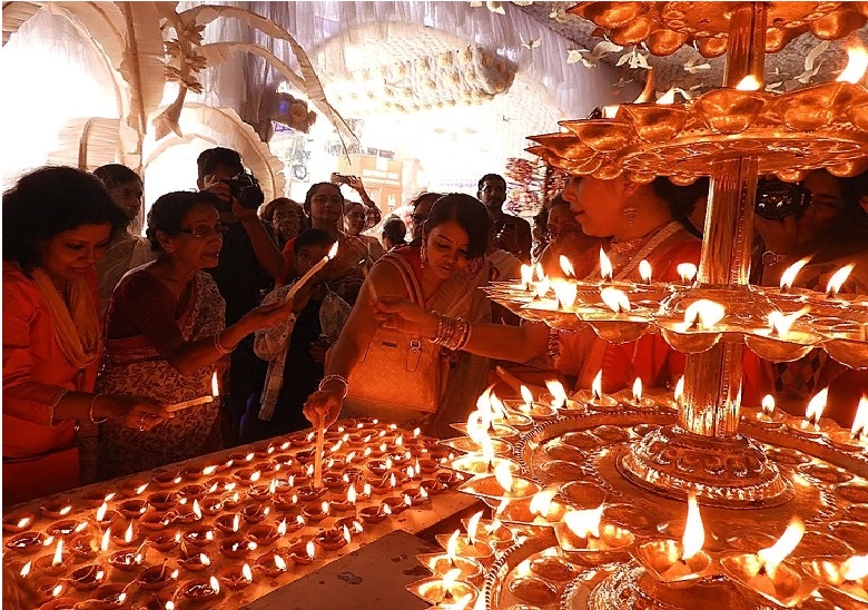 Путешествуя по миру, мой друг делает потрясающие снимки. Из Индии он привез фото праздника Наваратри, который отмечается в честь богини Дурги: самые любопытные эпизоды