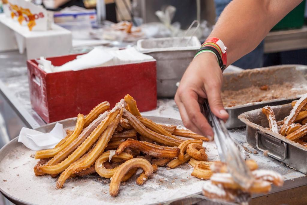 Уличная еда для сладкоежек: «борода дракона» и другие блюда уличной кухни со всего мира, от которых могут слипнуться зубы