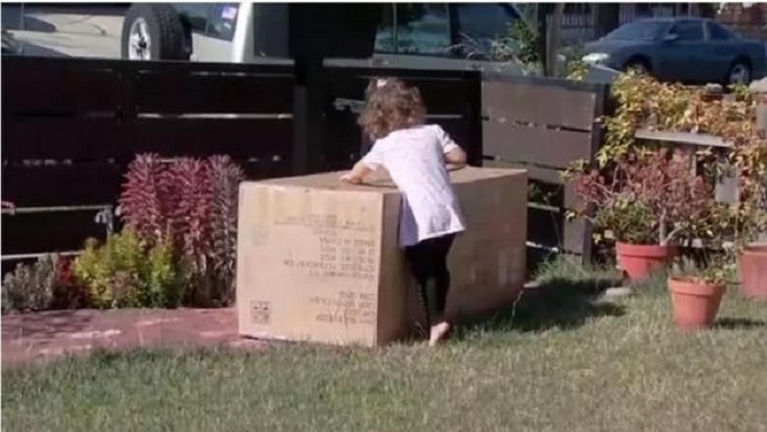 Женщина удивилась, когда ей привезли новый диван: оказывается, это покупка ее 2-летней дочери