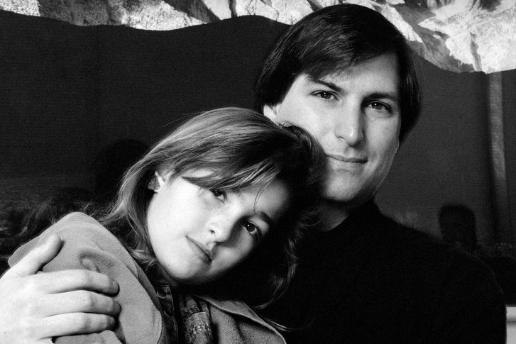 Отец много лет не признавал ее своим ребенком и винил в своих неудачах: несчастливая жизнь дочери Стива Джобса