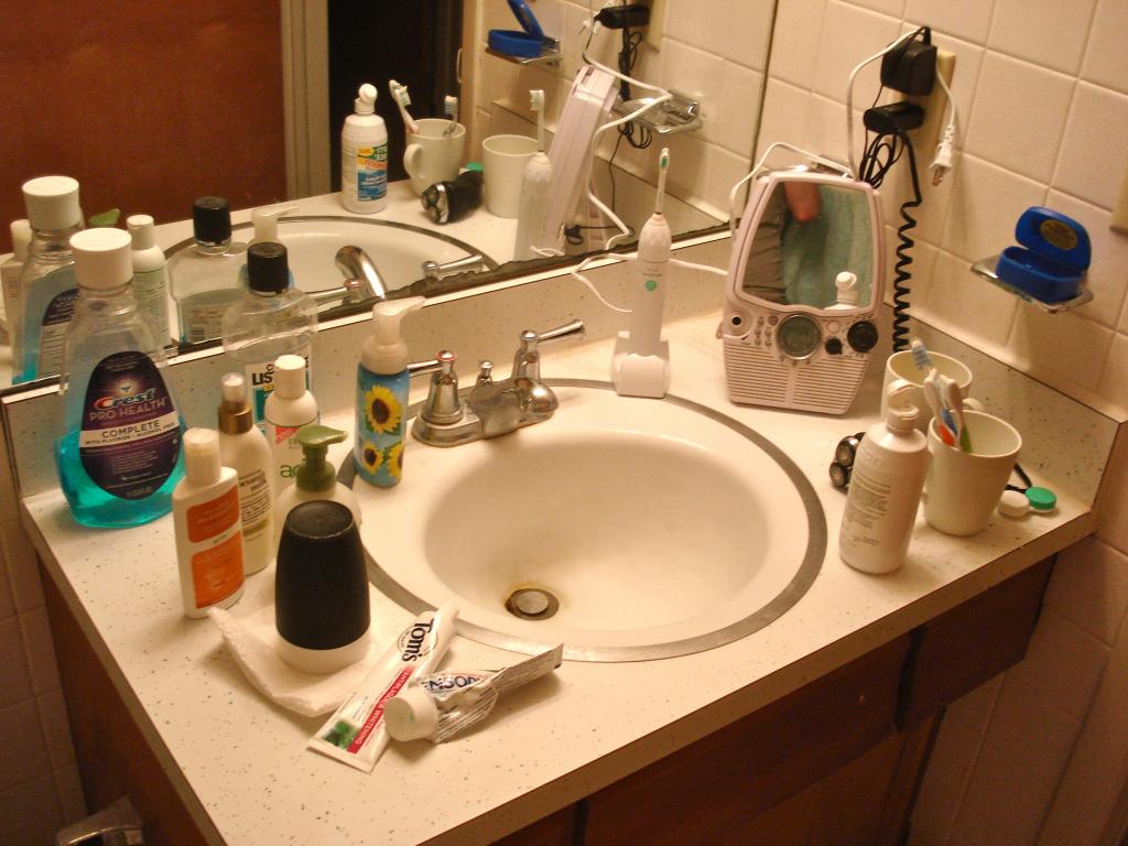Загромождение и хранение принадлежностей в труднодоступных местах: главные ошибки при организации ванной комнаты