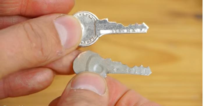 Друг решил сделать запасной ключ из крышки жестяной банки: что получилось (фото)