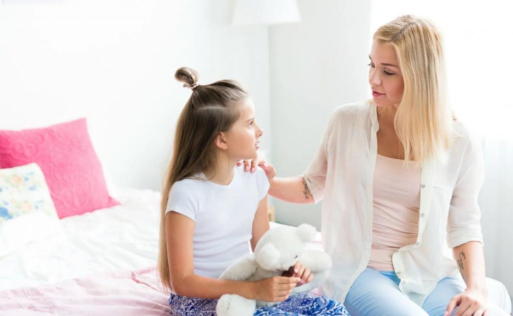 Не говорить о ее взрослении при посторонних: как научить дочь любить себя