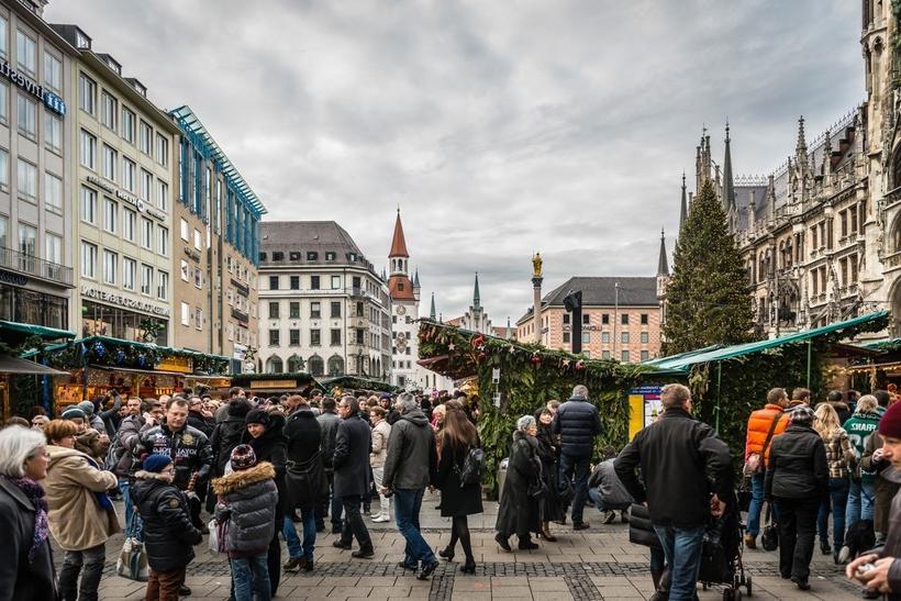 Жить в германию из россии. Население Мюнхена. Мюнхен численность населения. Жизнь в Германии. Люди на улицах Мюнхена.