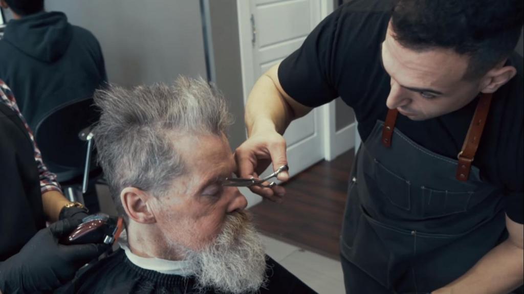 Парикмахер решил помочь бездомному и предоставил ему бесплатные стрижку и бритье