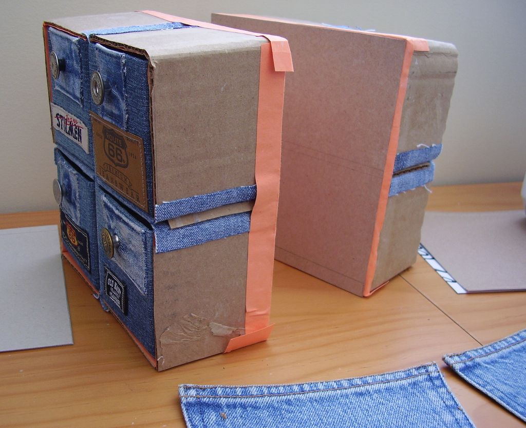 Рукоделие для дочери: недавно она сделала коробку для мелочей из старых джинсов и картона