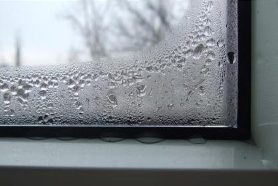 Почему пластиковые окна так сильно потеют осенью и зимой, и как избавиться от этой проблемы